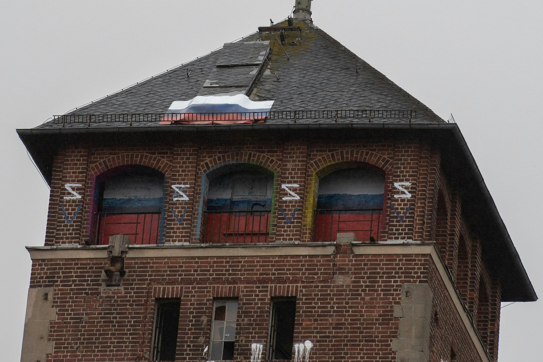 Die Z-Symbole und eine russische Fahne sind auf dem Turm des „Kreml“ auf dem Brauhausberg in Potsdam.