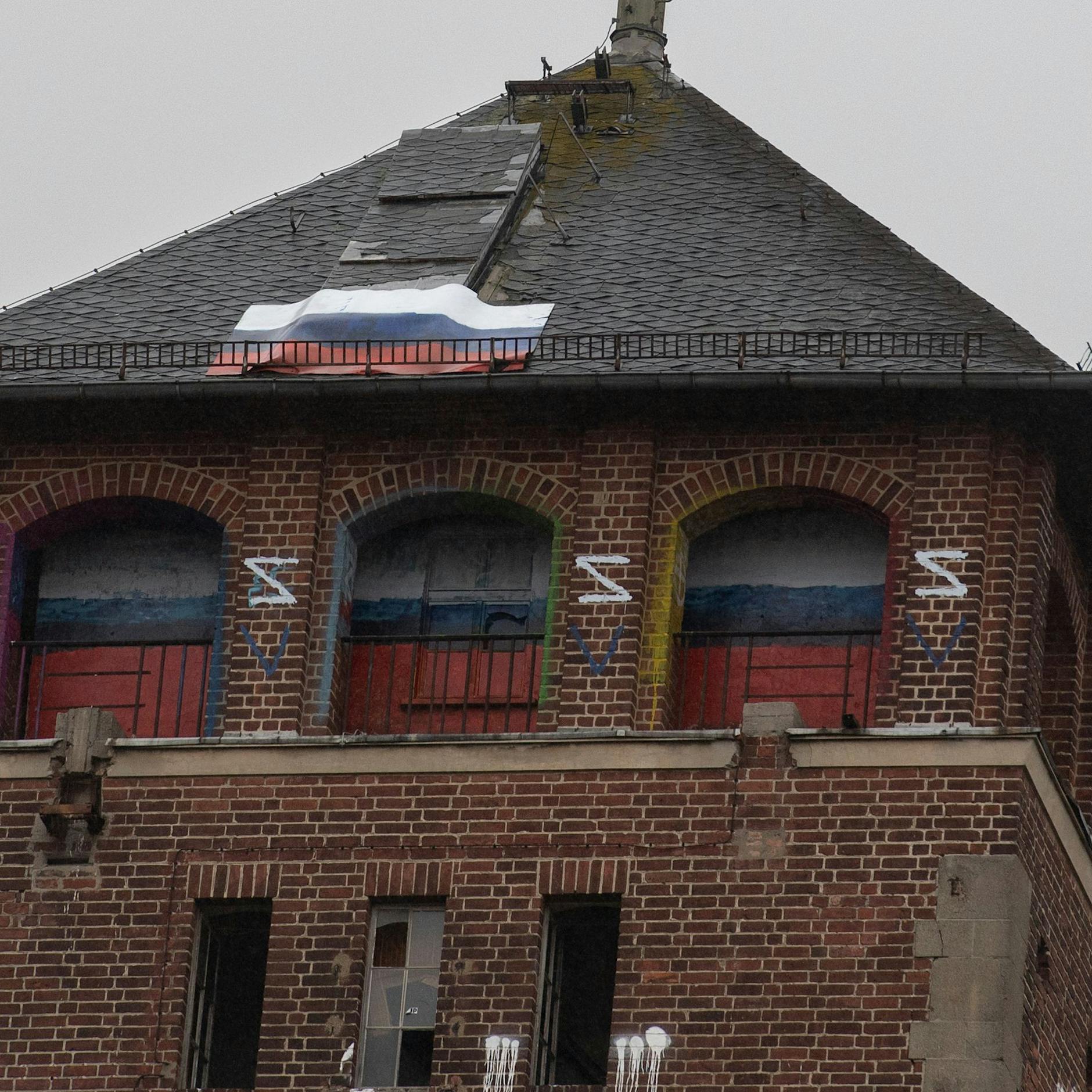 Wieder russische Fahne auf dem Dach des Potsdamer „Kreml“ – Polizei ermittelt