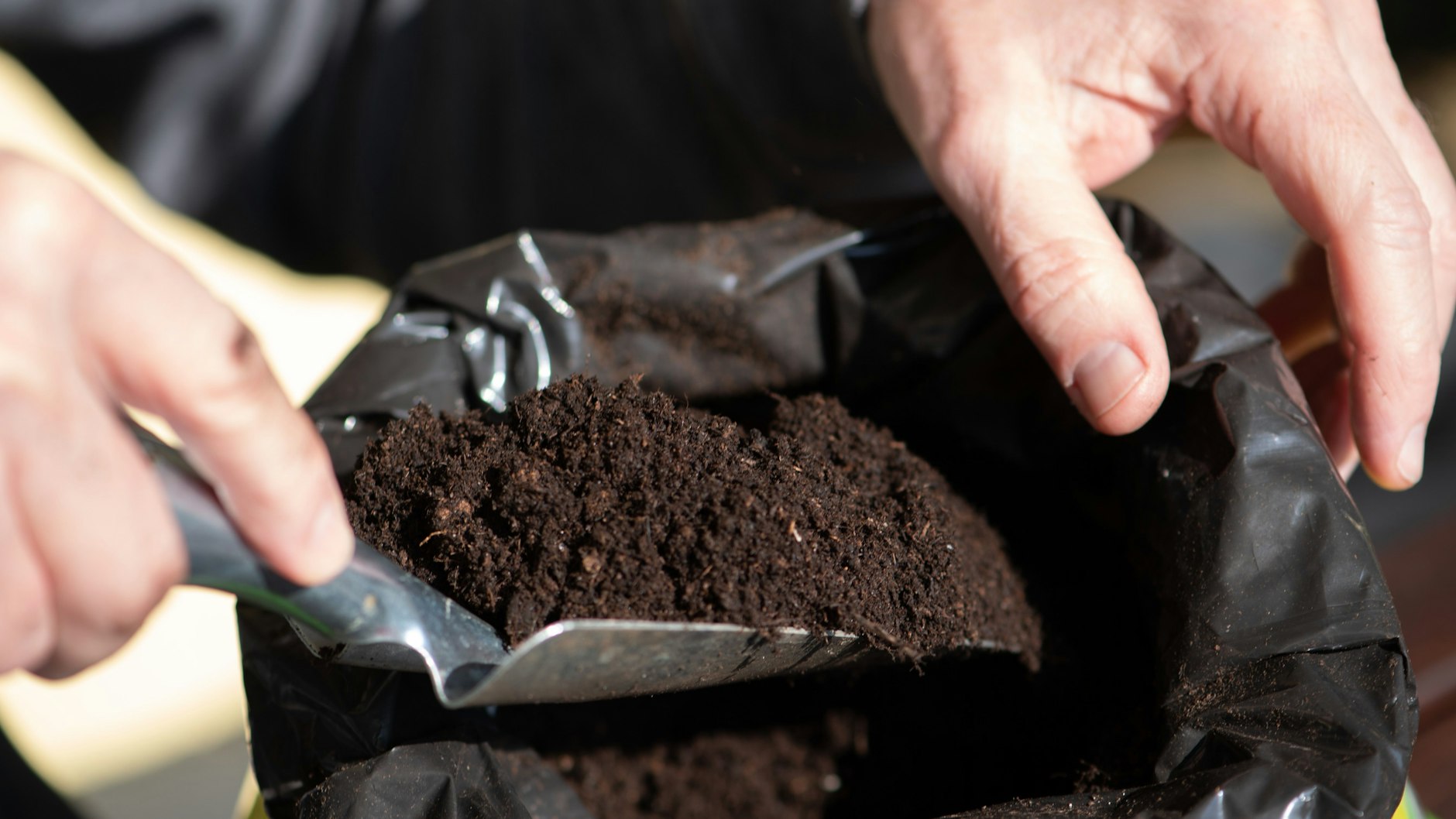 Frisch gekaufte Blumenerde macht mitunter den Eindruck, schlecht geworden zu sein. Denn sie muffelt.&nbsp;