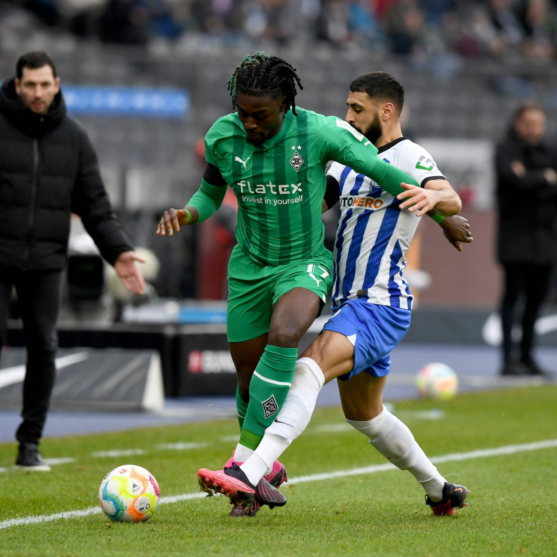 Tolga Cigerci im Duell mit Gladbachs Kouadio Kone. Im Hintergrund Sandro Schwarz, dem Trainer von Hertha BSC gefiel die Aggressivität des Mittelfeldspielers.
