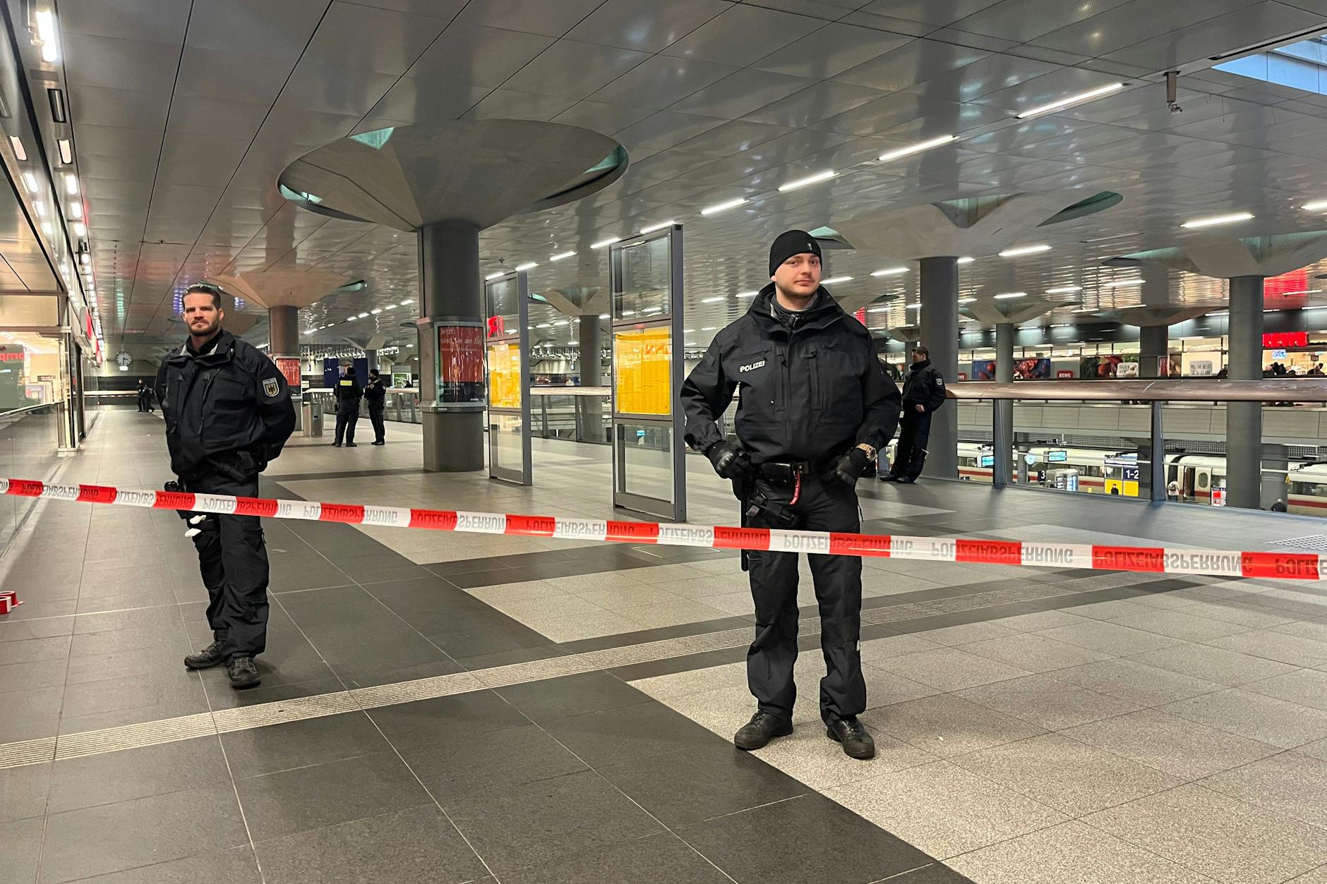 Polizisten sichern einen Teil des Hauptbahnhofes. 