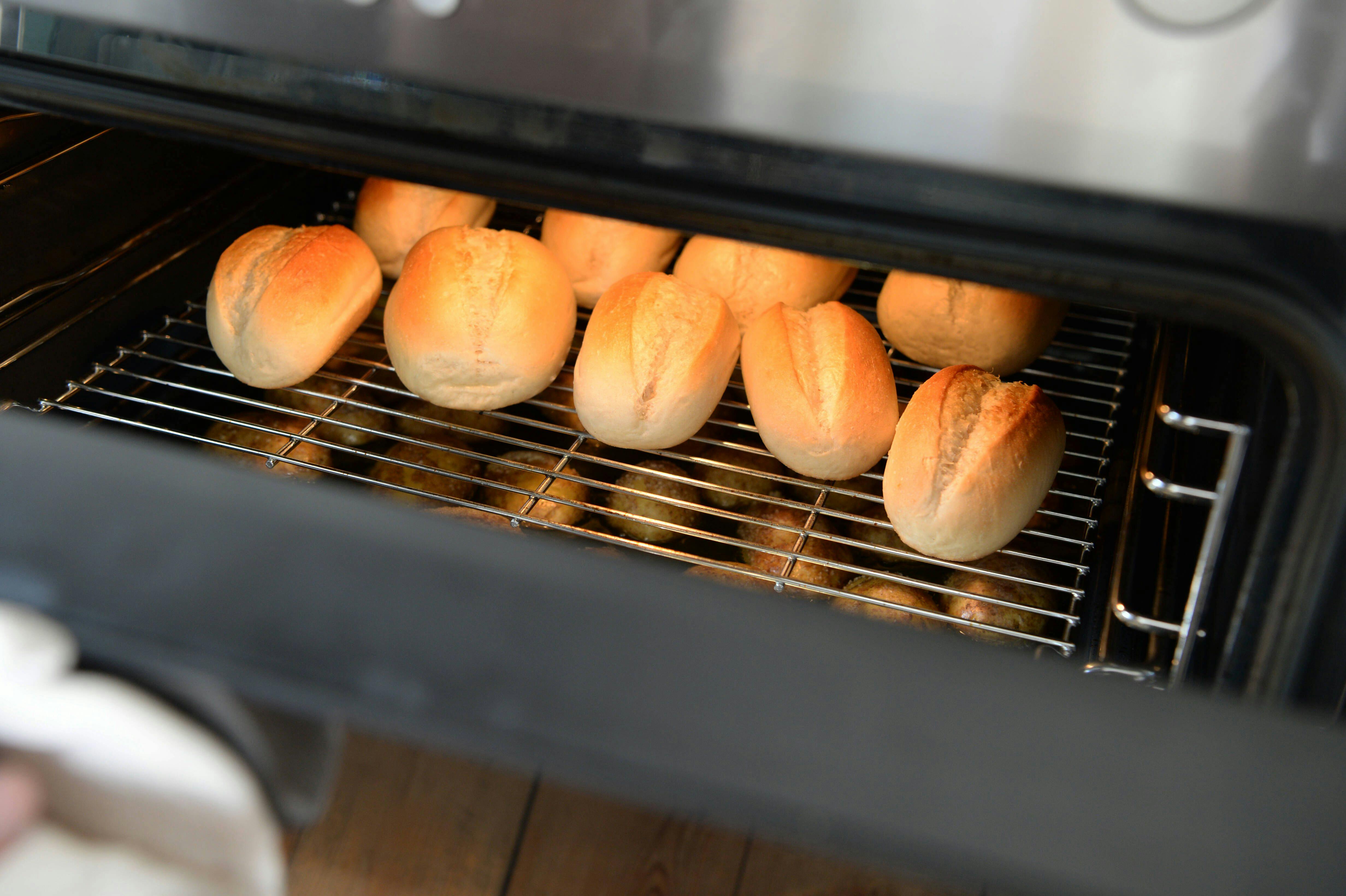 Tolles Rezept für Brötchen! Nur 6 Cent pro Stück: So backen Sie ...