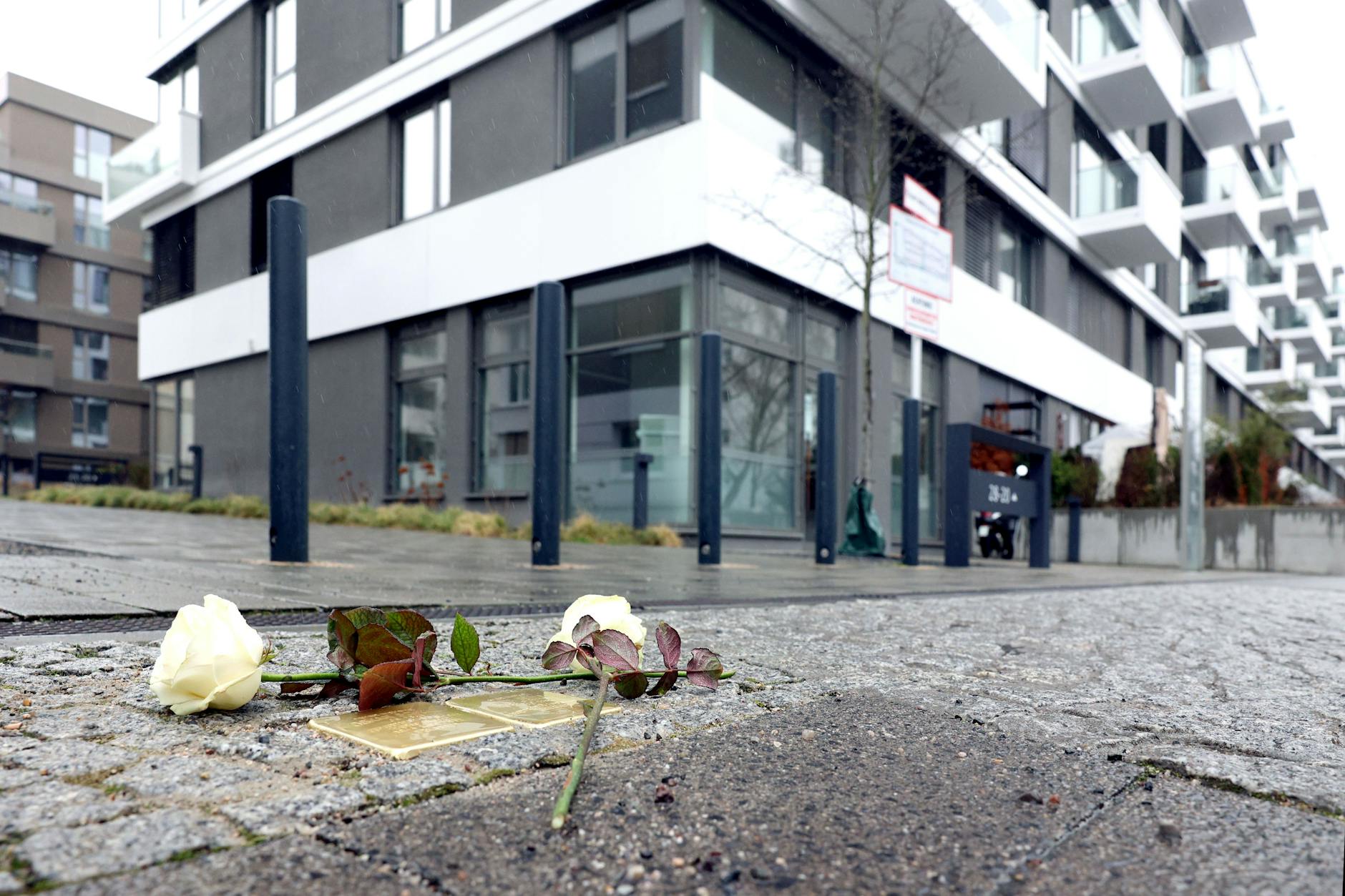 In der Stallschreiberstraße wurden Stolpersteine für Oskar und Elly Schulz verlegt, sie besaßen dort ein Grundstück, das sie verfolgungsbedingt verloren.