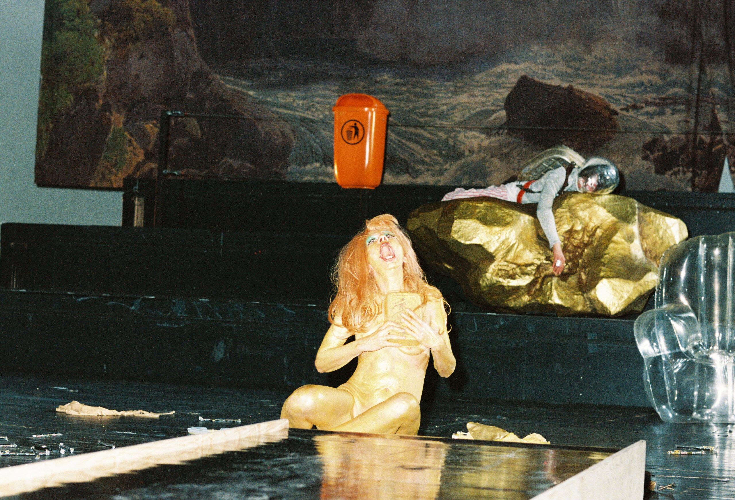 Mit Hingabe: In der Volksbühne kann man „Die Monosau“ von Jonathan Meese anbeten