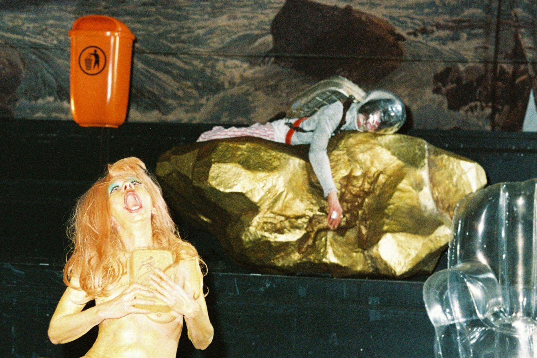 Szene aus „Die Monosau“ in der Volksbühne. Auf dem Bild: Susanne Bredehöft und Margarita Breitkreiz (v.l) sowie Goldklumpen und Mülleimer.