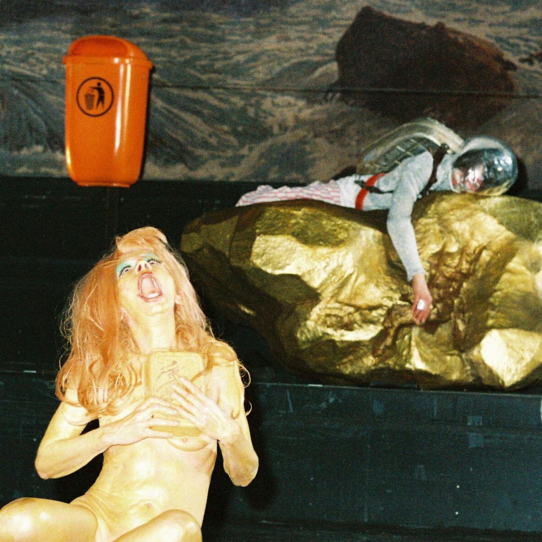 Mit Hingabe: In der Volksbühne kann man „Die Monosau“ von Jonathan Meese anbeten