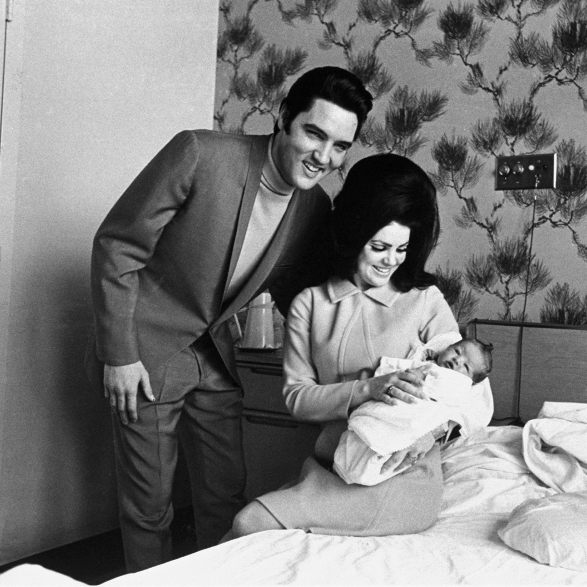 Elvis Presley und Priscilla präsentieren der Öffentlichkeit erstmals ihre Tochter Lisa Marie.