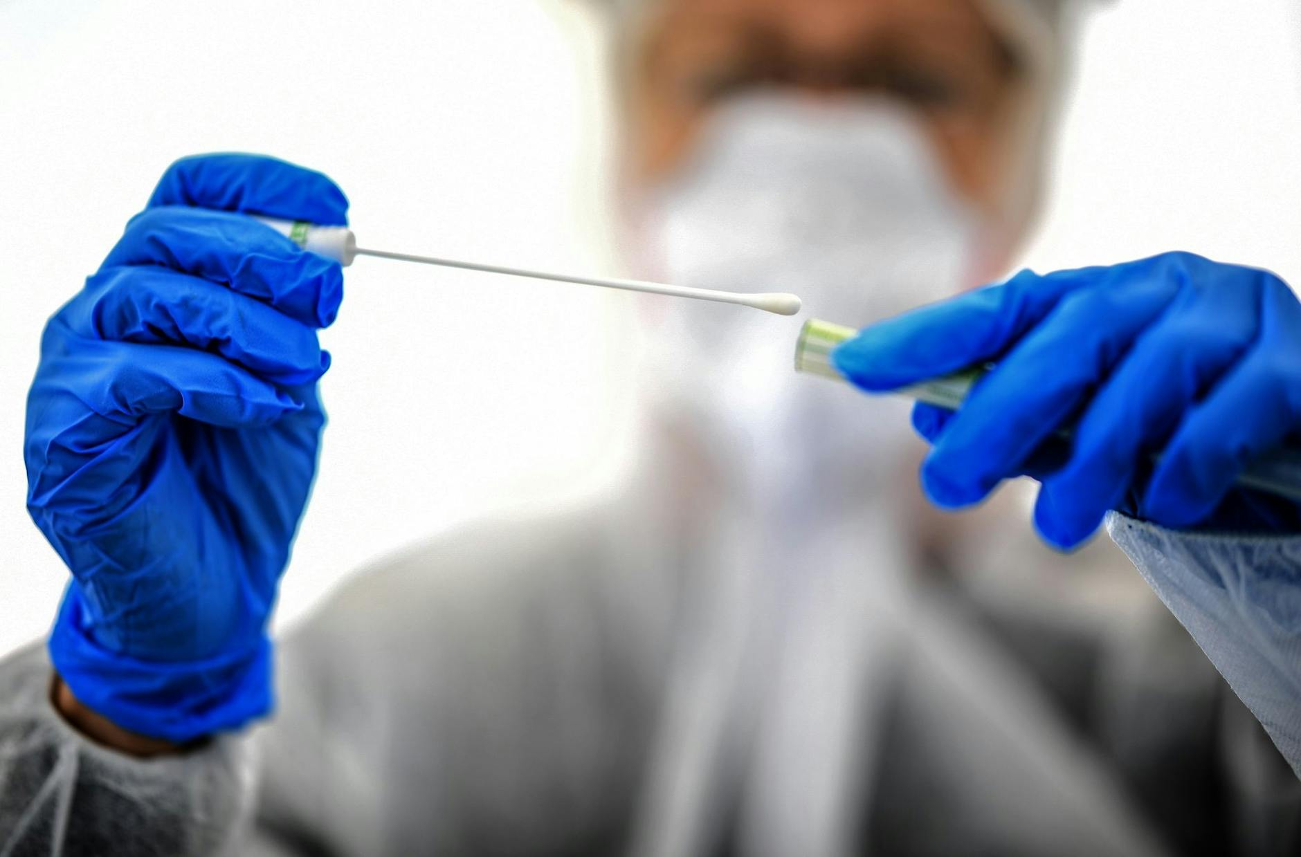ARCHIV - Ein Abstrichstäbchen wird in einer ambulanten Corona-Test-Einrichtung für die Analyse vorbereitet. dpa/Symbolbild