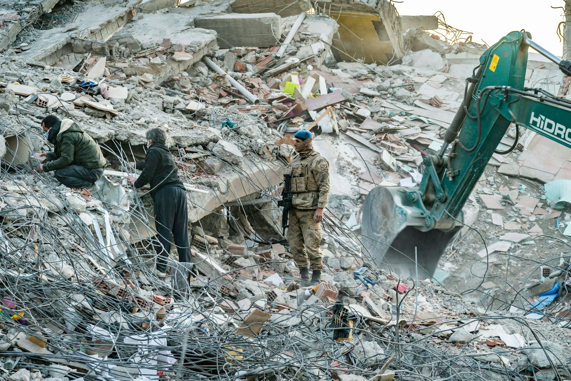 Noch immer suchen Helfer in den Erdbebengebieten in den Trümmern nach Überlebenden.