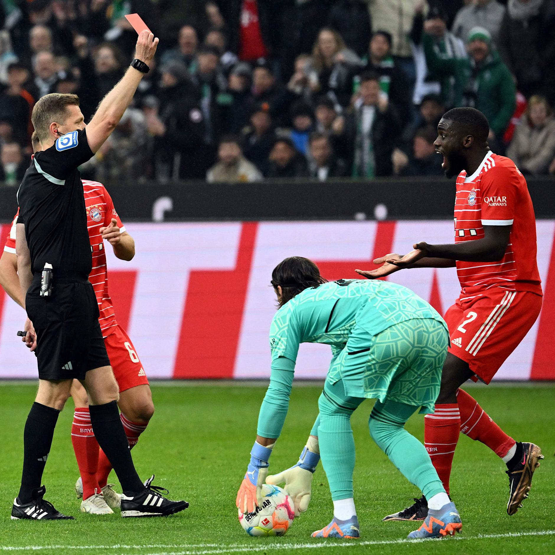 FC Bayern verliert in Gladbach 2:3: Julian Nagelsmann rastet wegen Rot für Upamecano aus