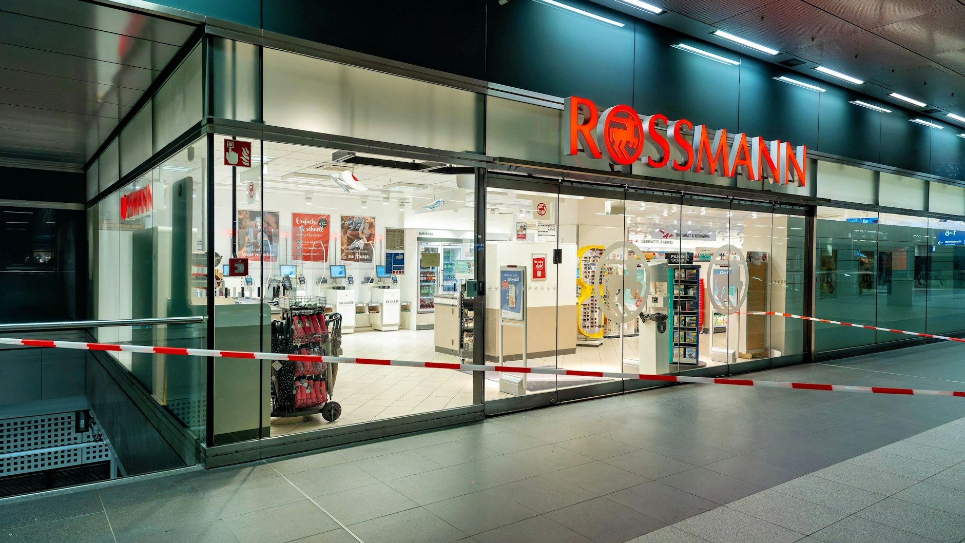 Der Hauptbahnhof Berlin,  eine Filiale von Rossmann: Am Nachmittag wurde hier auf eine Ladendiebin geschossen. 