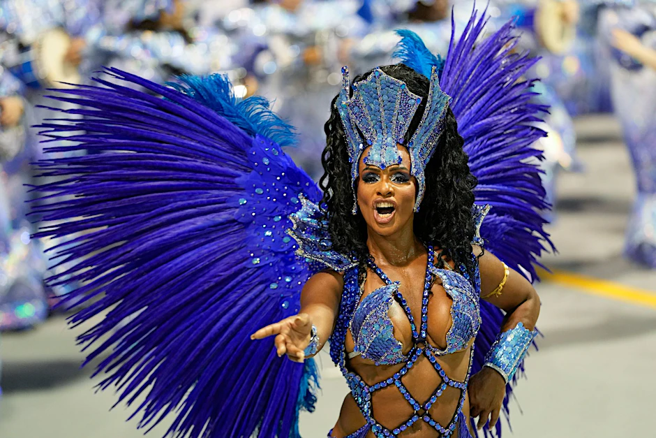 dpatopbilder - Extravagante Kostüme gehören beim Karneval in Brasilien dazu.  