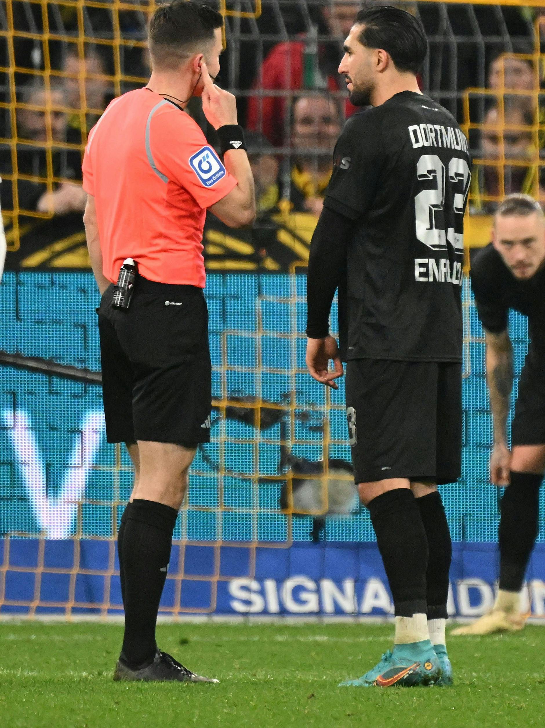 Schiedsrichter Harm Osmers unterbrach die Partie zwischen dem BVB und Hertha BSC für fünf Minuten, offenbar wegen einer Panne beim Videobeweis.