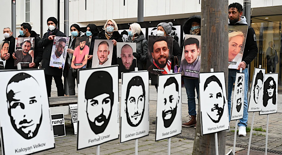 ARCHIV - Drei Jahre nach dem Hanauer Anschlag mit neun Toten bleibt der Kampf gegen Rassismus und Rechtsextremismus aktuell (Archivbild).  