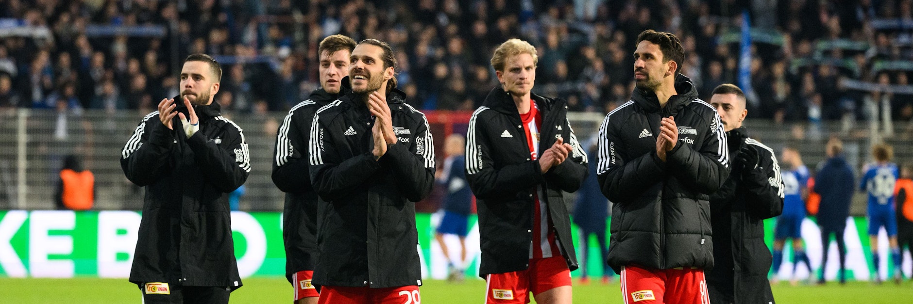 Die Spieler des 1. FC Union um Christopher Trimmel (3.v.l) bedanken sich bei den Fans für ihre eiserne Unterstützung gegen Schalke 04.