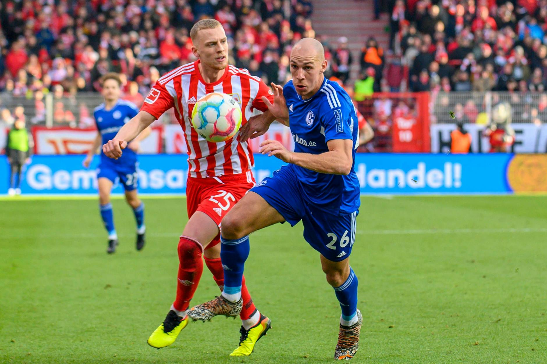 Timo Baumgartl (l.) lieferte gegen Schalke (hier: Michael Frey) trotz fehlender Spielpraxis eine solide Partie ab.