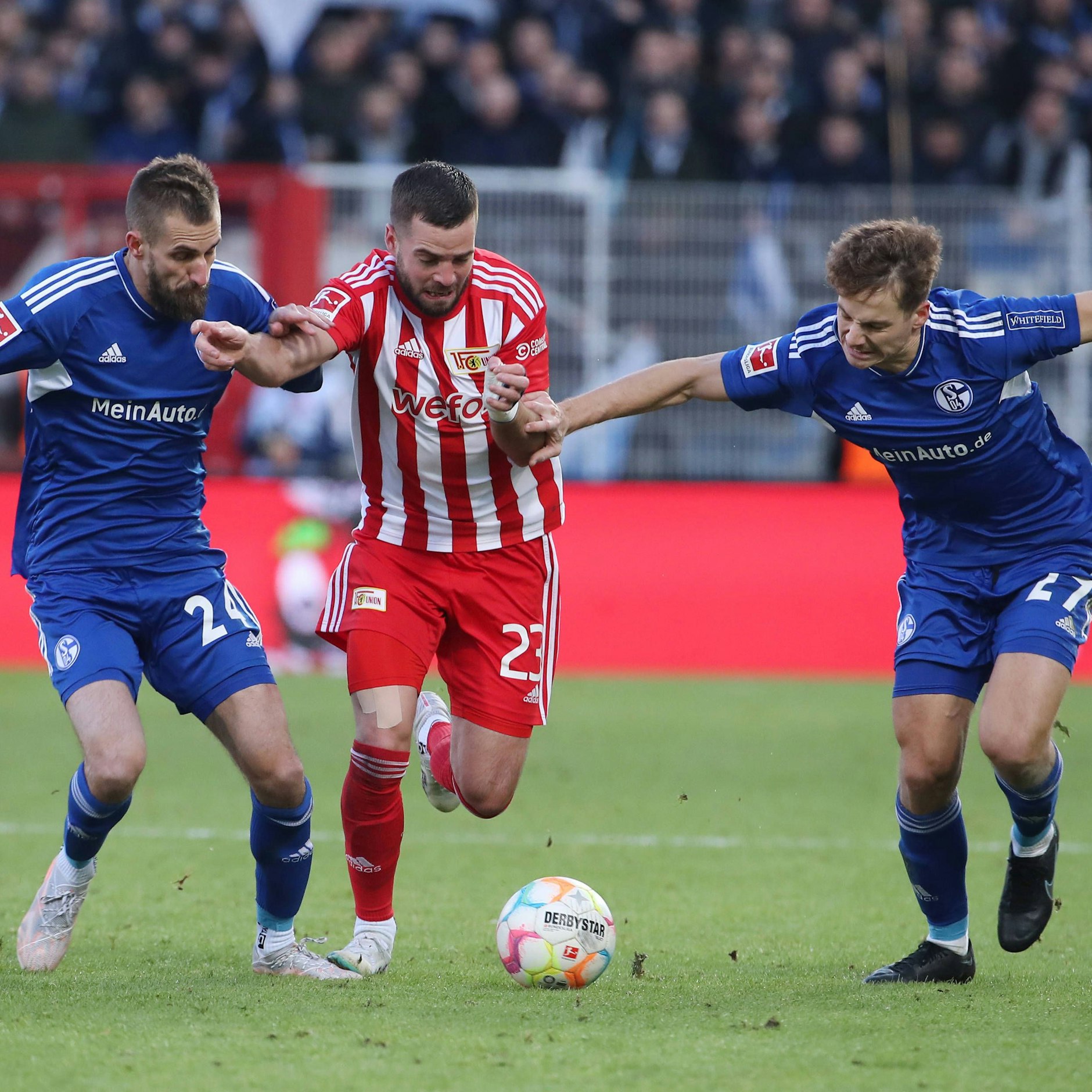 Kein Durchkommen! Zweikämpfe bestimmen das Bild wie hier mit Niko Gießelmann beim Spiel zwischen dem 1. FC Union und Schalke 04.