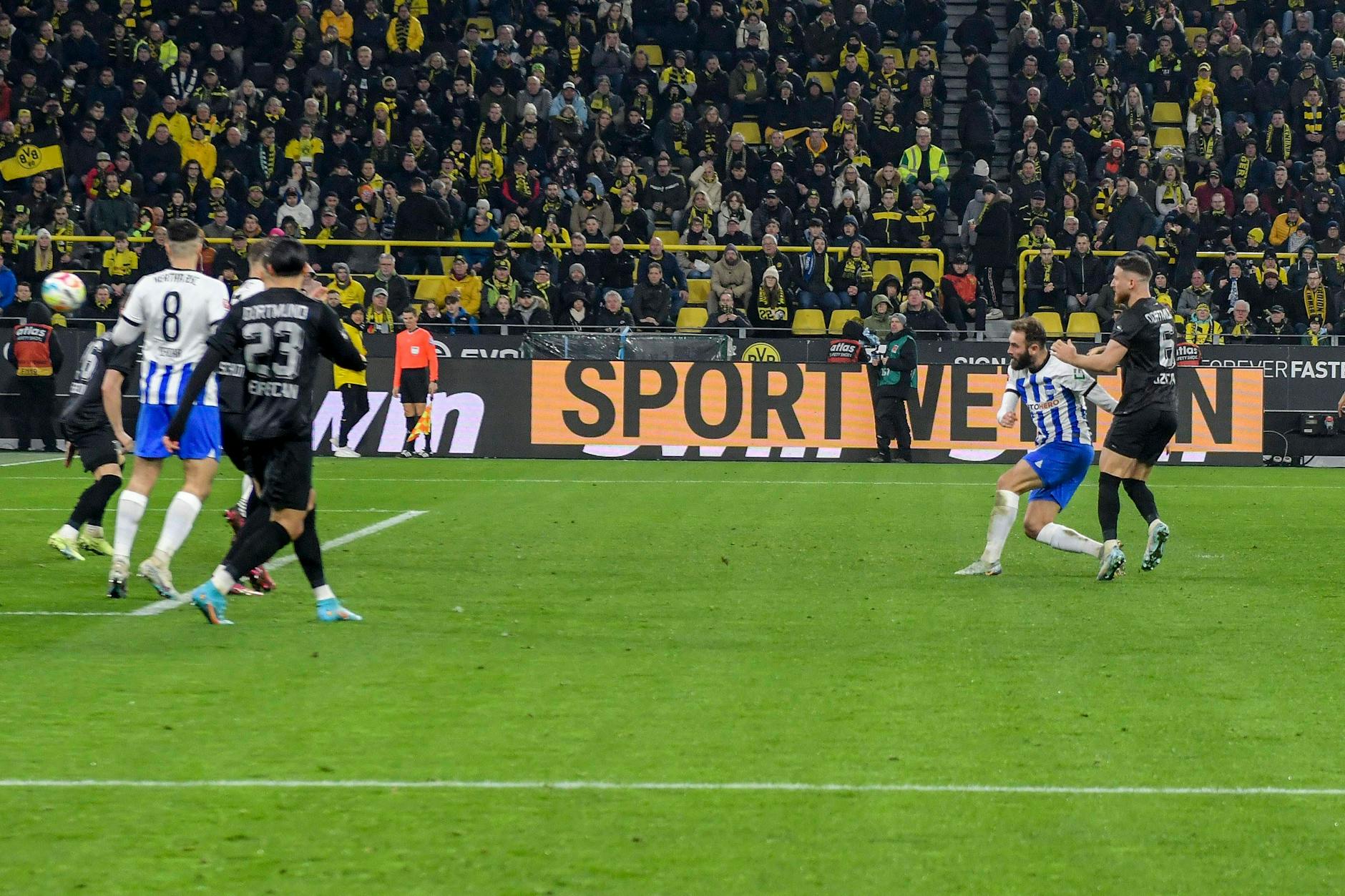 Lucas Tousart zieht in der 46. Minute ab und trifft für Hertha BSC zum 1:2 in Dortmund.