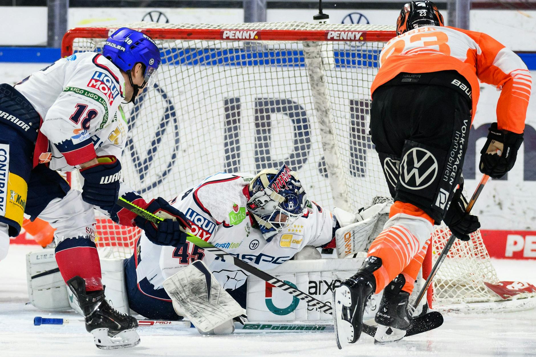 Der bittere Moment: Eisbären-Torwart Tobias Ancicka kann das 0:1 durch Wolfsburgs Gerrit Fauser nicht verhindern.