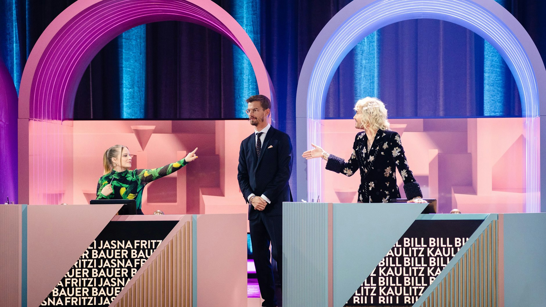 Jasna Fritzi Bauer, Joko Winterscheidt und Bill Kaulitz in der neuen Staffel von „Wer stiehlt mir die Show?“ (WSMDS).