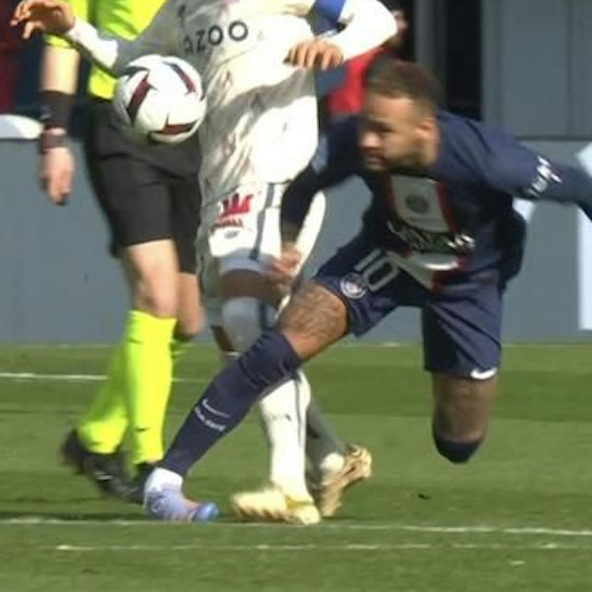 Die TV-Bilder zeigen die schlimme Verletzung: PSG-Superstar Neymar knickt mit dem rechten Fuß um 90 Grad um.