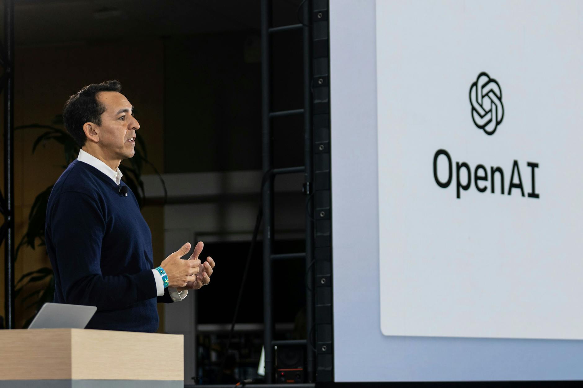 Yusuf Mehdi, Microsoft Corporate Vice President of Search, spricht über die Integration der Suchmaschine Bing und des Edge-Browsers mit OpenAI.