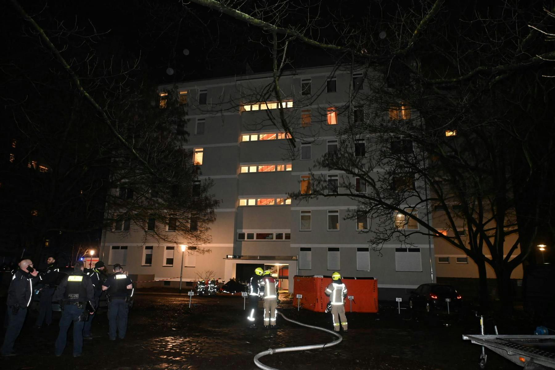 Einsatzkräfte der Berliner Feuerwehr bauen das Sprungpolster auf.