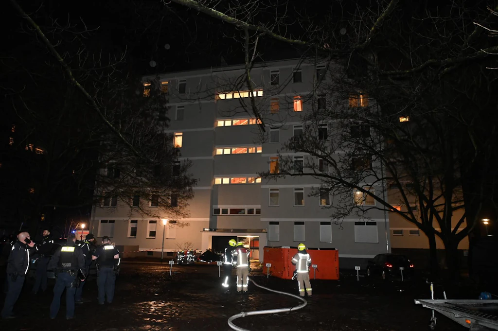 Berlin: Mann setzt Wohnung in Brand und springt aus Fenster