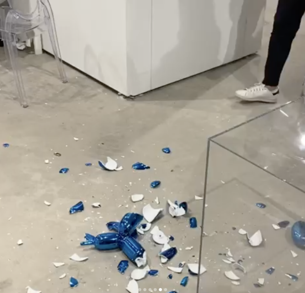MIT VIDEO! Kunstmesse-Besucherin zerstört versehentlich wertvolle Skulptur +++ Sie wollte testen, ob sie wirklich echt ist