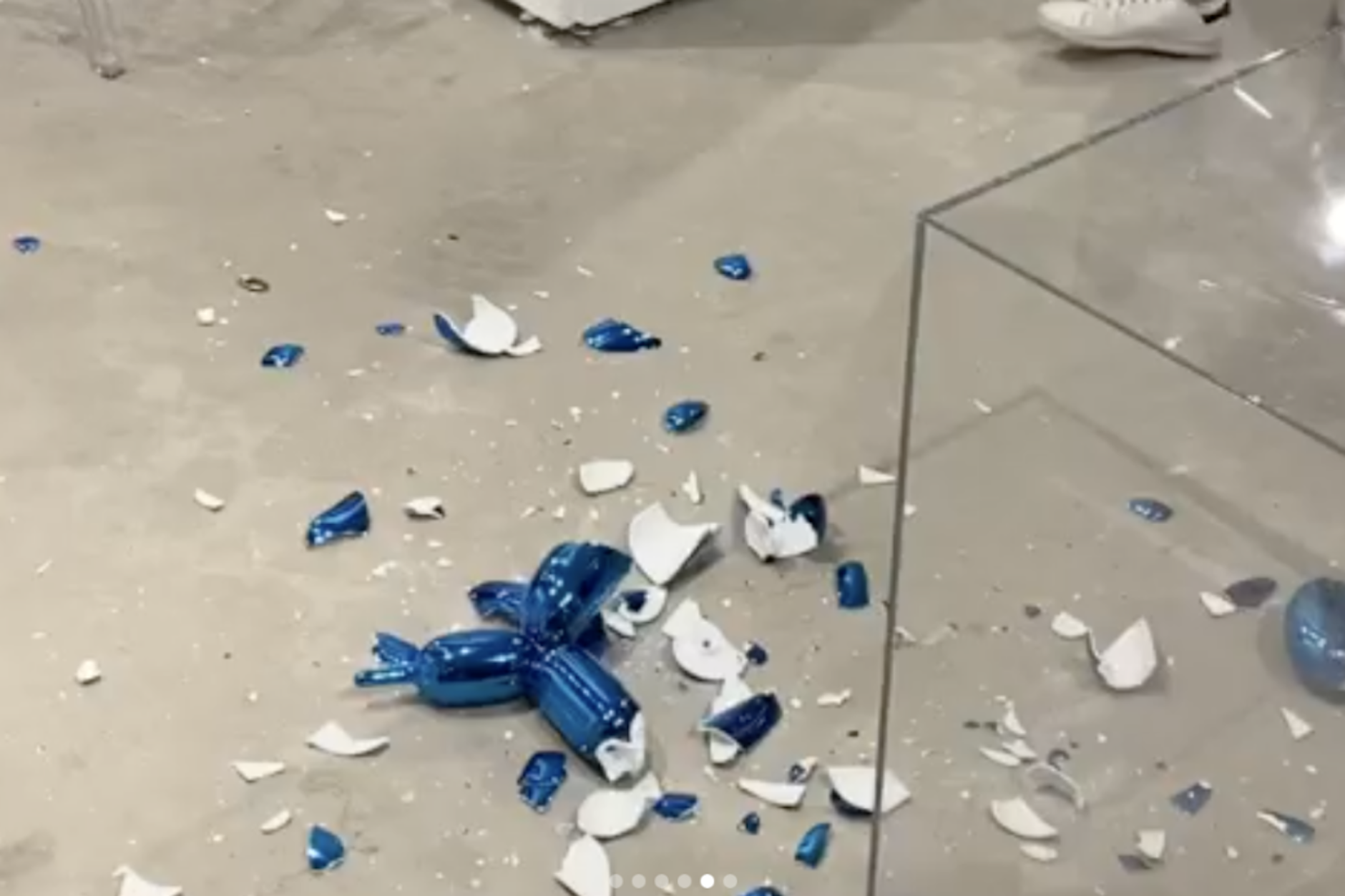 Die Scherben der zerstörten Jeff-Koons-Skultpur.