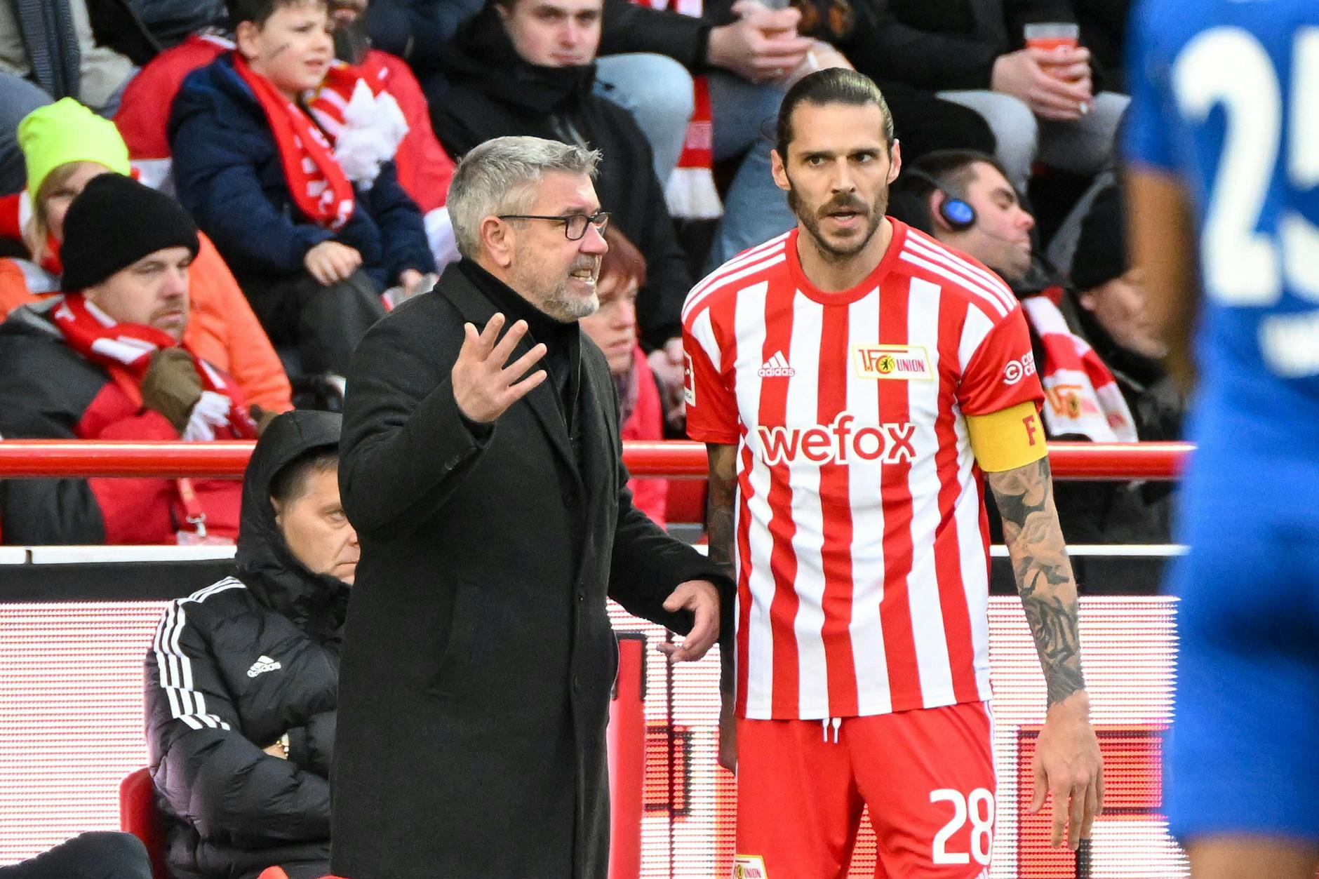 Union Coach Urs Fischer teilt seinem Kapitän Christopher Trimmel mit, was ihm nicht gefällt.