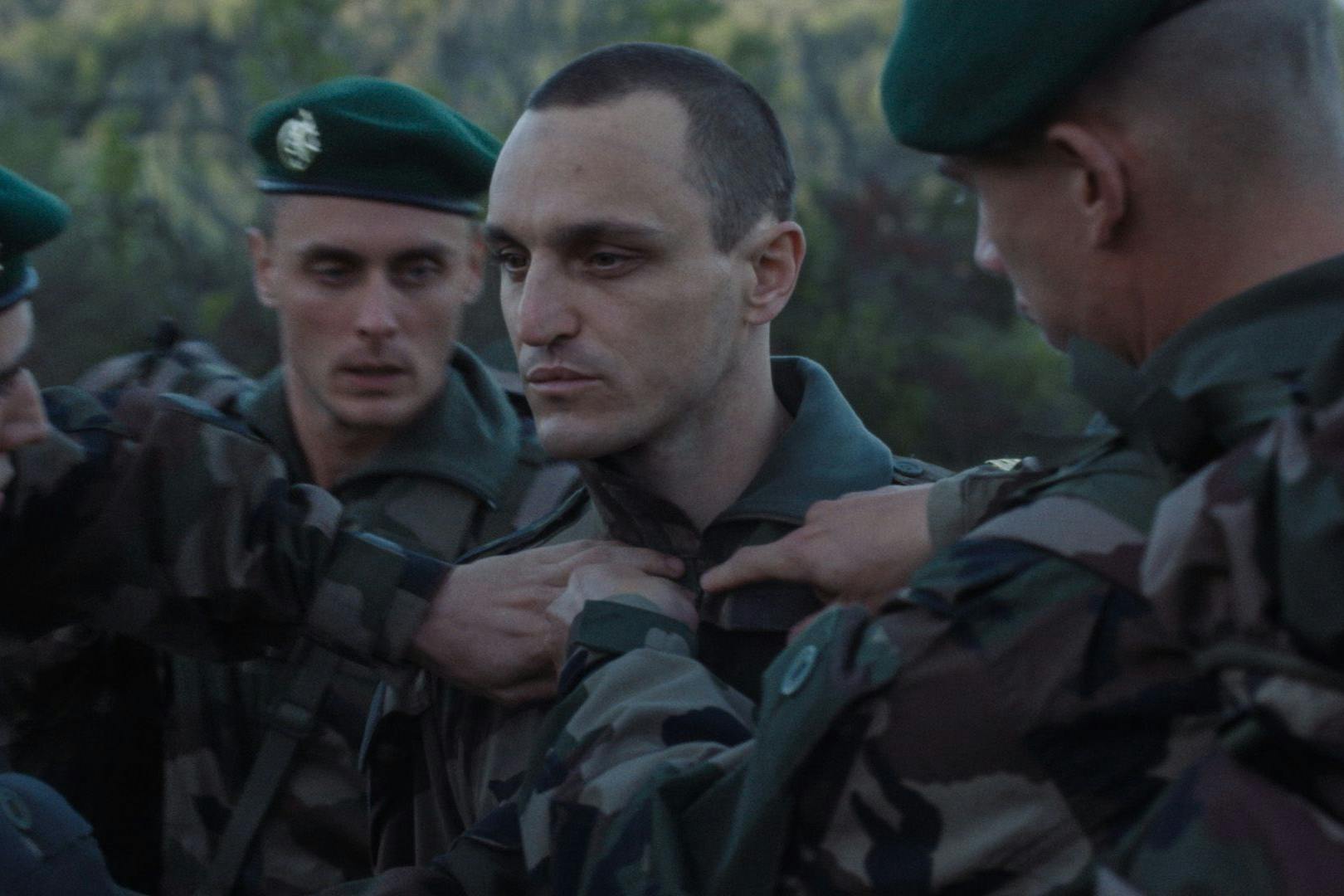 Franz Rogowski als Fremdenlegionär in einer Szene von „Disco Boy“ im Berlinale-Wettbewerb 