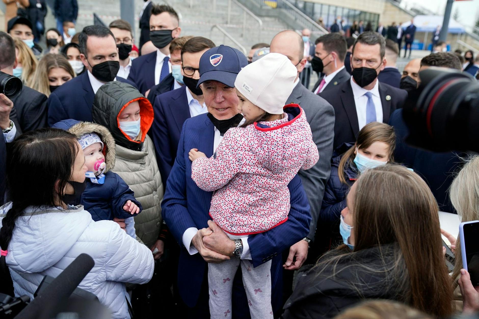Bei seinem Besuch in Polen sucht US-Präsident Joe Biden (M.) auch das PGE-Narodowy-Stadion in Warschau auf. Ganz bürgernah und umgeben von Kindern spricht er mit den dort untergebrachten Kriegsflüchtlingen aus der Ukraine.