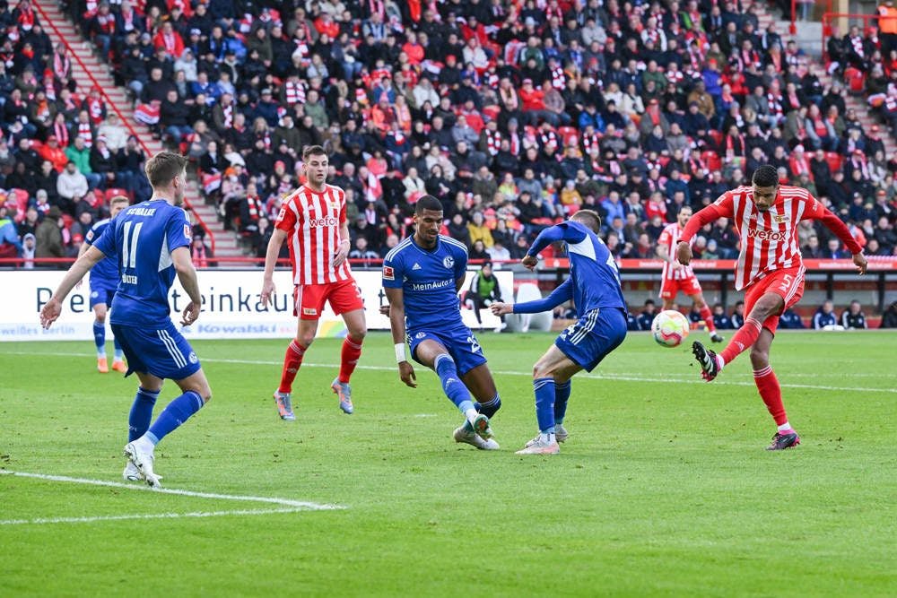 Unions Danilho Doekhi kommt nach einem Eckball zum Abschluss, scheitert in der 22. Minute mit seinem Schuss aber an Schalkes Keeper Ralf Fährmann (nicht auf dem Bild zu sehen).