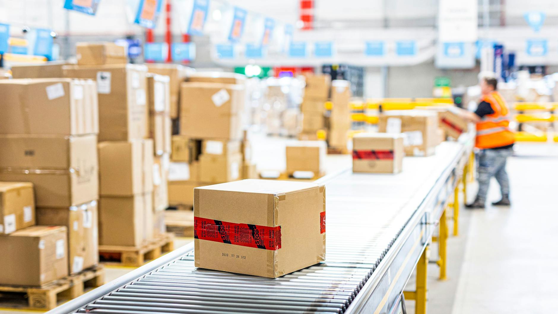 Pakete fahren im Logistikzentrum des Onlineversandhändlers Amazon in Helmstedt über ein Fließband.