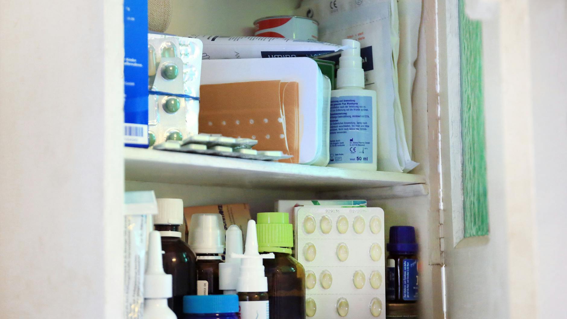 Am besten lagern Arzneimittel daher in einem eigenen Medizinschrank, in dem sie lichtgeschützt und für Kinder nicht erreichbar sind.