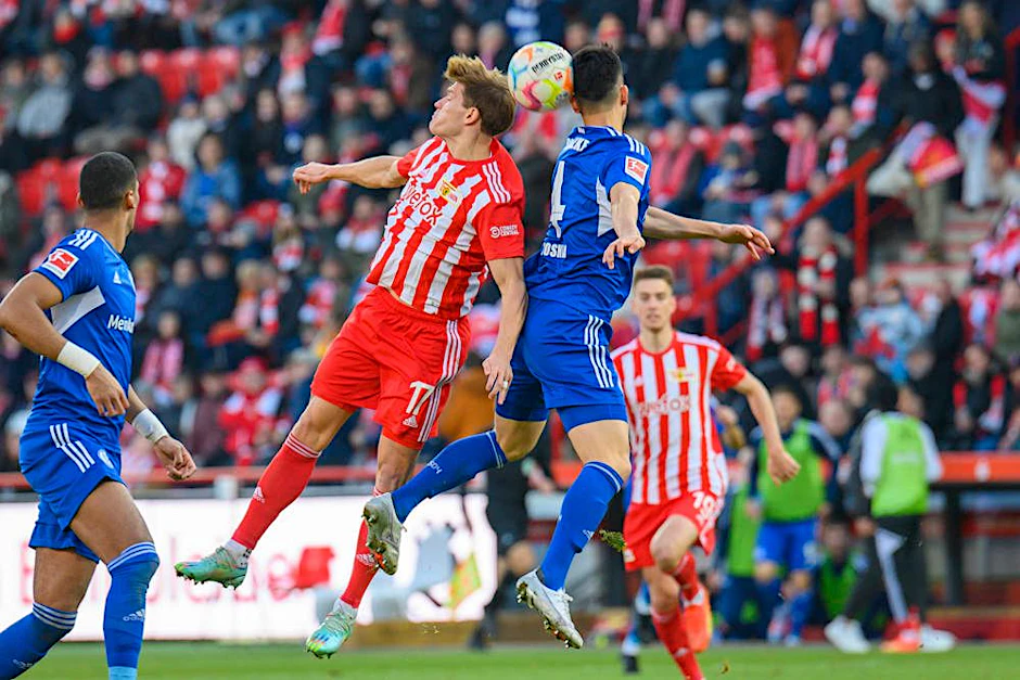 Schönes Foto aus einem nicht ganz so schönen Spiel: Unions Kevin Behrens im Kopfballduell mit Schalkes Maya Yoshida.