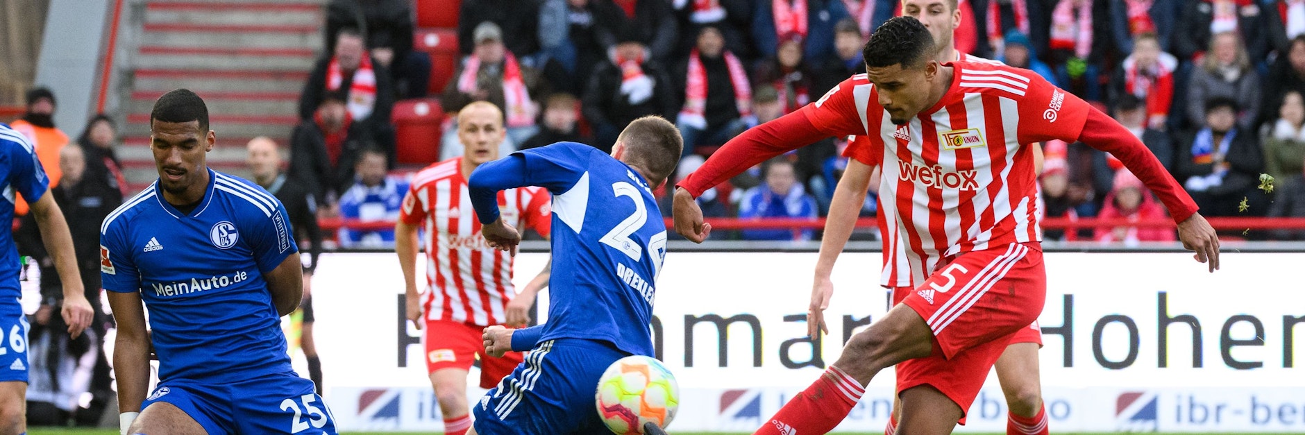 Danilho Dokehi zieht ab, aber der 1. FC Union hat gegen Schalke 04 diesmal kein Zielwasser getrunken. 