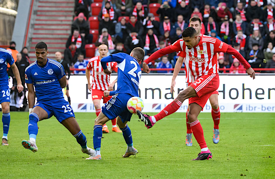 Danilho Dokehi zieht ab, aber der 1. FC Union hat gegen Schalke 04 diesmal kein Zielwasser getrunken.&nbsp;