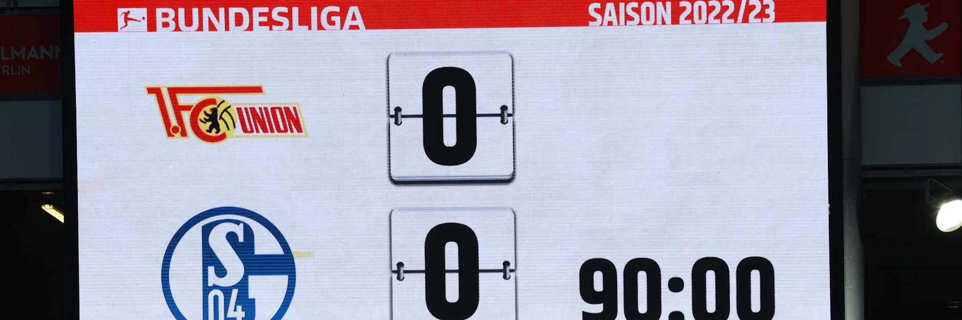 Der 1. FC Union und Schalke 04 schauen von unterschiedlichen Standpunkten auf die Anzeigetafel nach 90 schwer umkämpften Minuten im Stadion An der Alten Försterei.