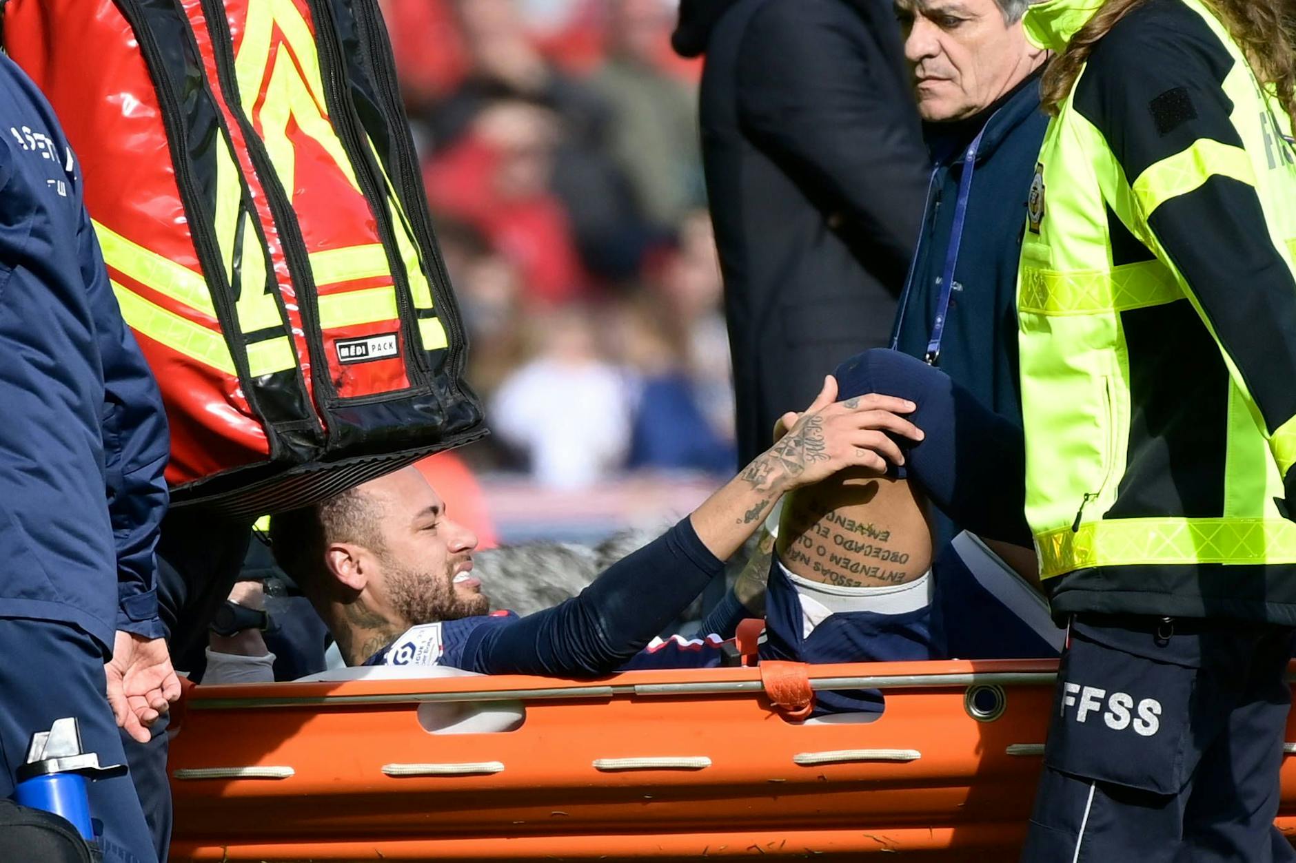 Neymar, der brasilianische Superstar von Paris Saint-Germain, musste beim Liga-Spiel gegen Lille mit der Trage vom Platz gebracht werden. Eine schlimme Knöchelverletzung setzt ihn jetzt erst mal außer Gefecht.