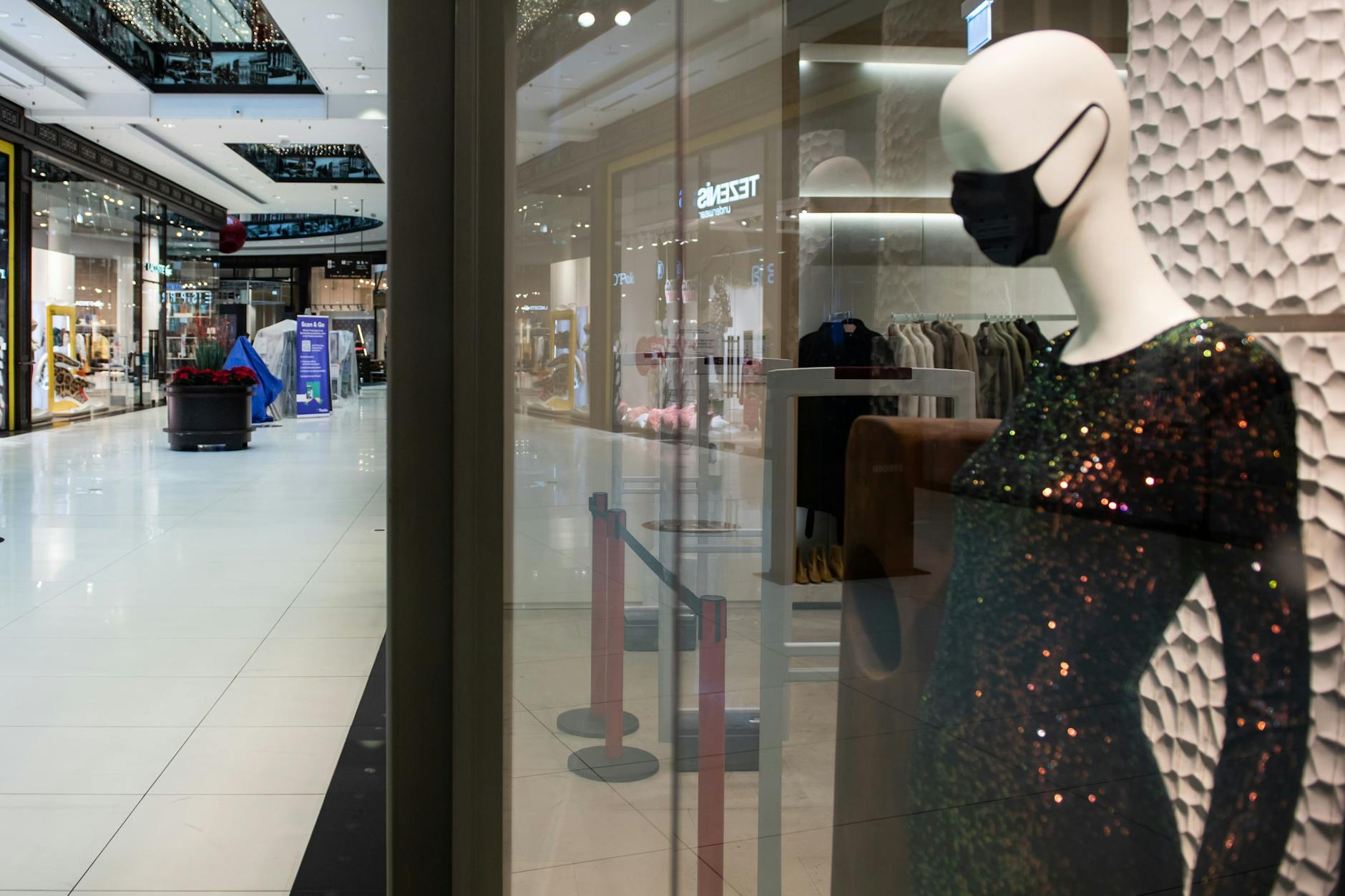 Der Tag, an dem der Lockdown begann: das menschenleere Shoppingcenter Mall of Berlin in Mitte.