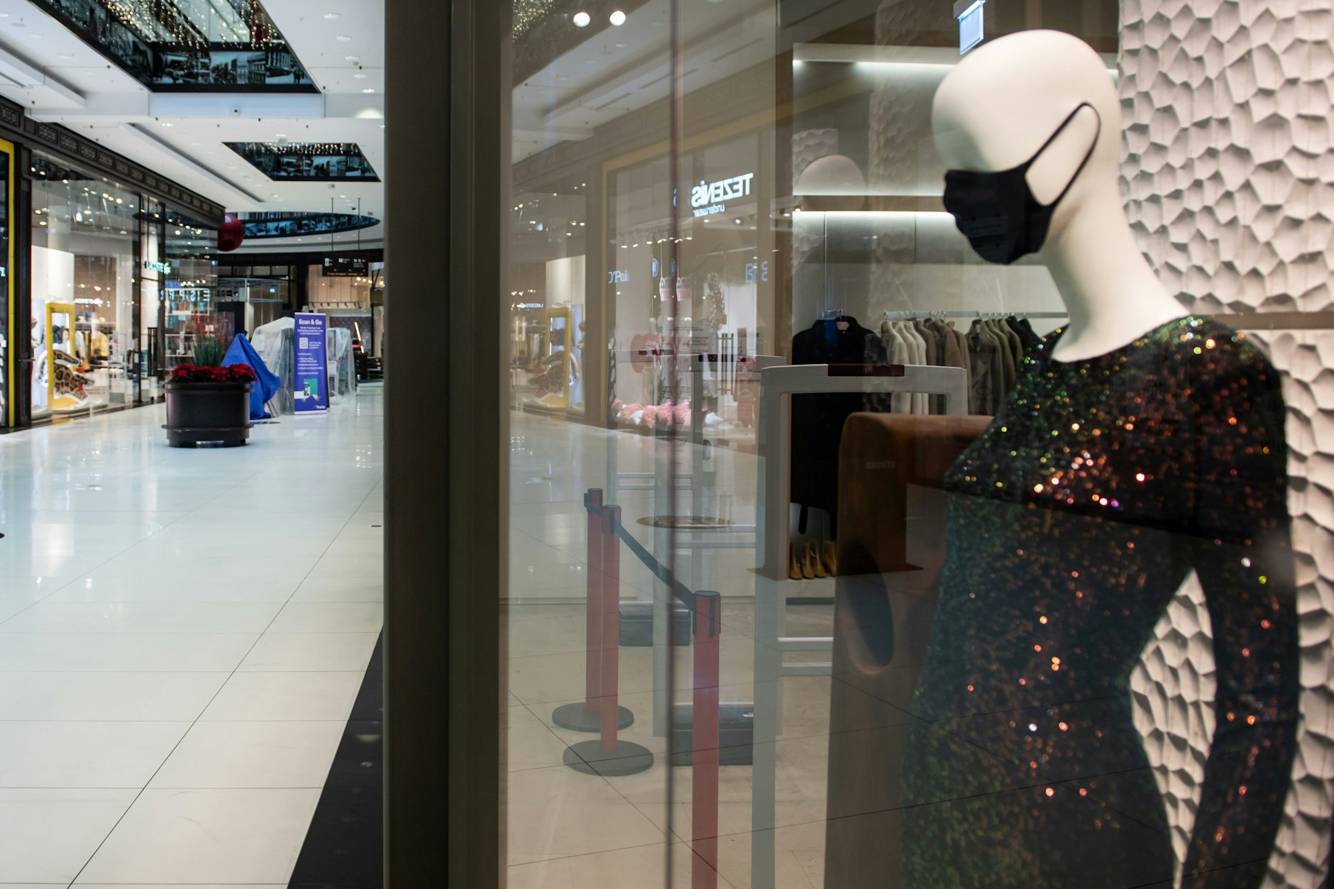 Der Tag, an dem der Lockdown begann: das menschenleere Shoppingcenter Mall of Berlin in Mitte.