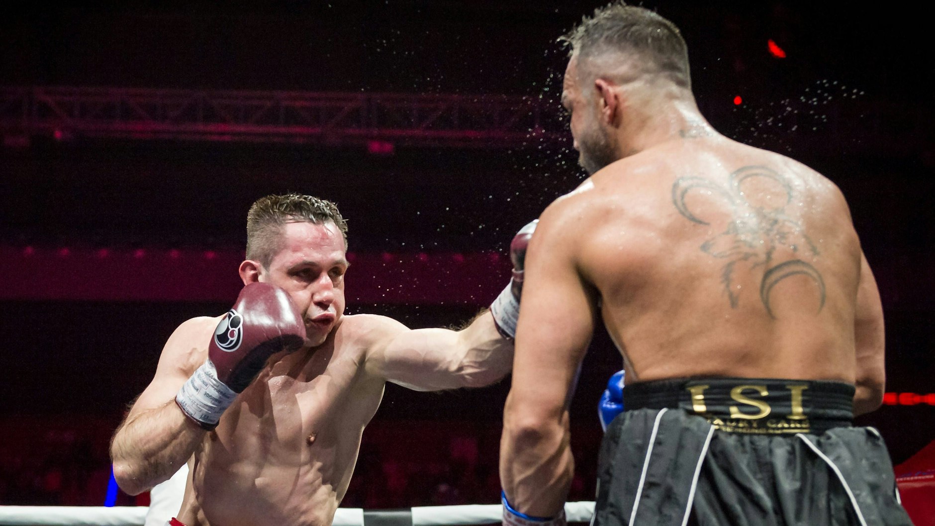 Felix Sturm (l.) schenkt Sükrü Altay eine Linke ein.