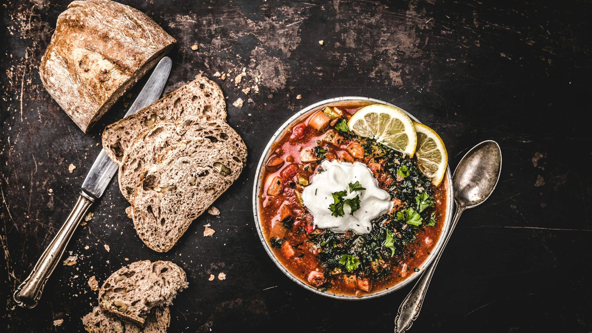 Leckere Soljanka ist ein echter Klassiker der DDR-Küche. Hier erfahren Sie ein einfaches Rezept.