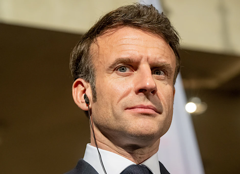 17.02.2023, Bayern, München: Emmanuel Macron, Präsident von Frankreich, gibt am Rande der Sicherheitskonferenz ein Pressestatement ab.