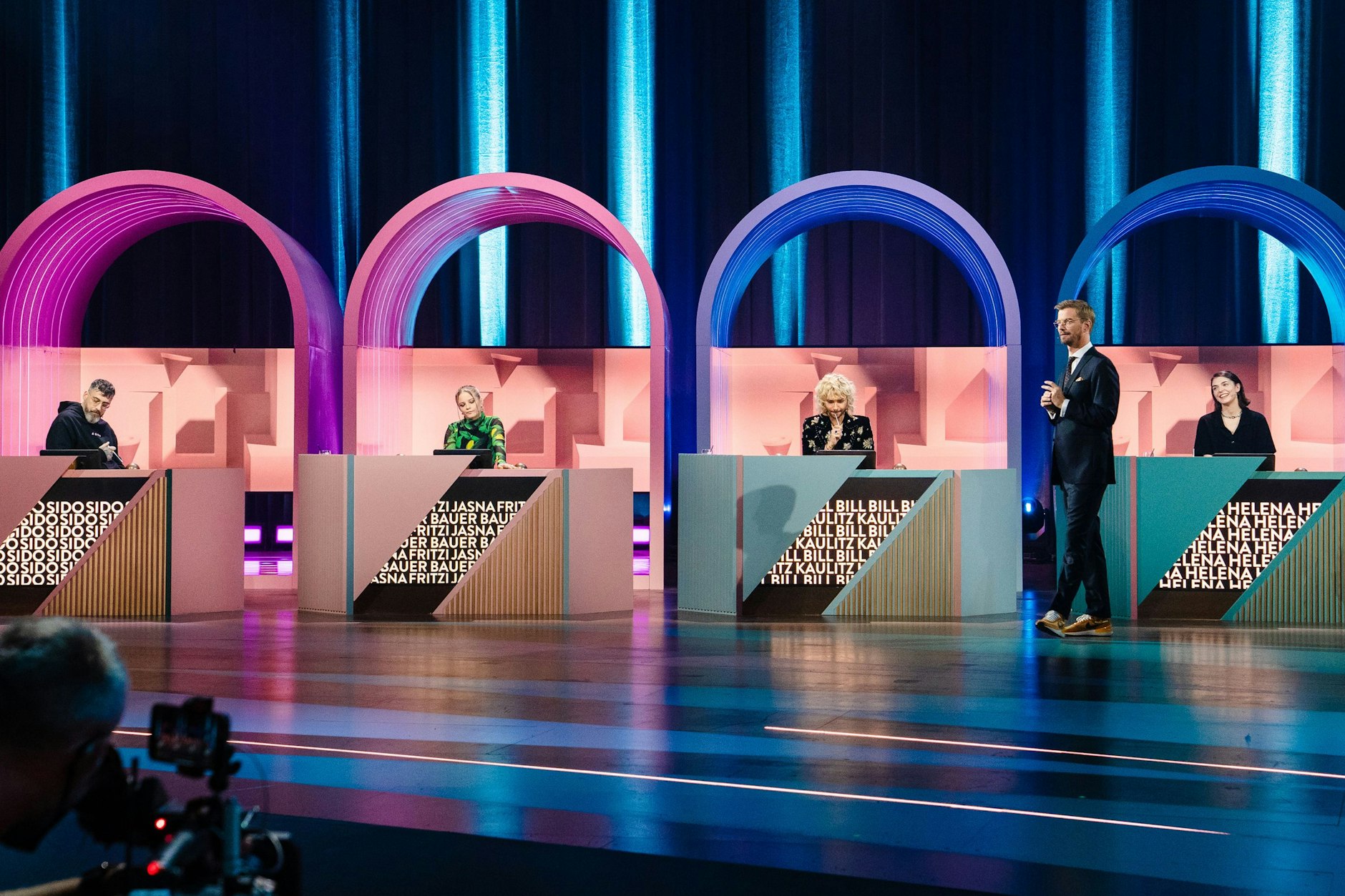 Joko Winterscheidt mit seinen Quiz-Kandidaten: Sido, Jasna Fritzi Bauer, Bill Kaulitz und Wildcard-Kandidatin Helena.