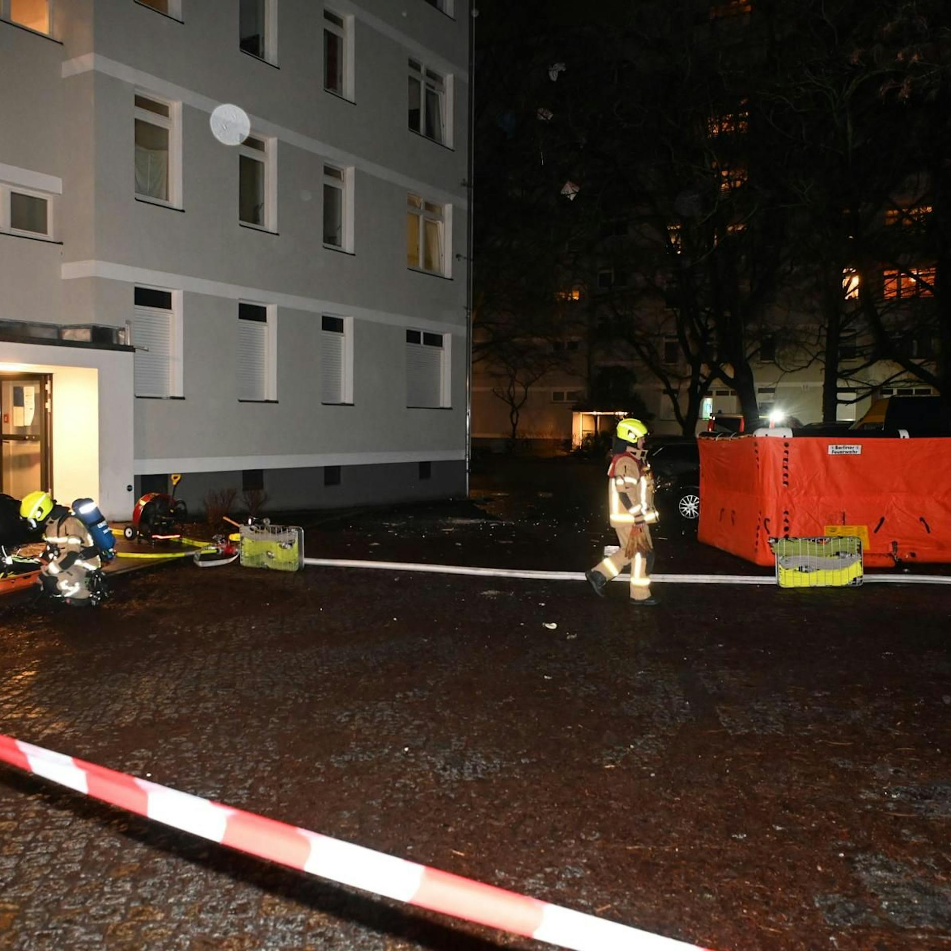 Flucht vor dem Feuer: Mann springt aus der 5. Etage, Lebensgefahr