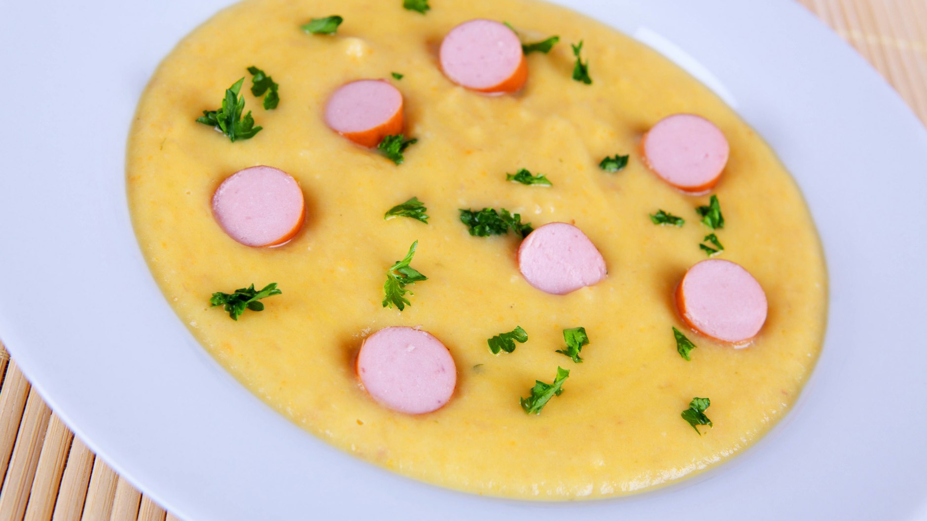 Dieses Rezept ist genial! Leckere Kartoffelsuppe mit Würstchen schmeckt der ganzen Familie.