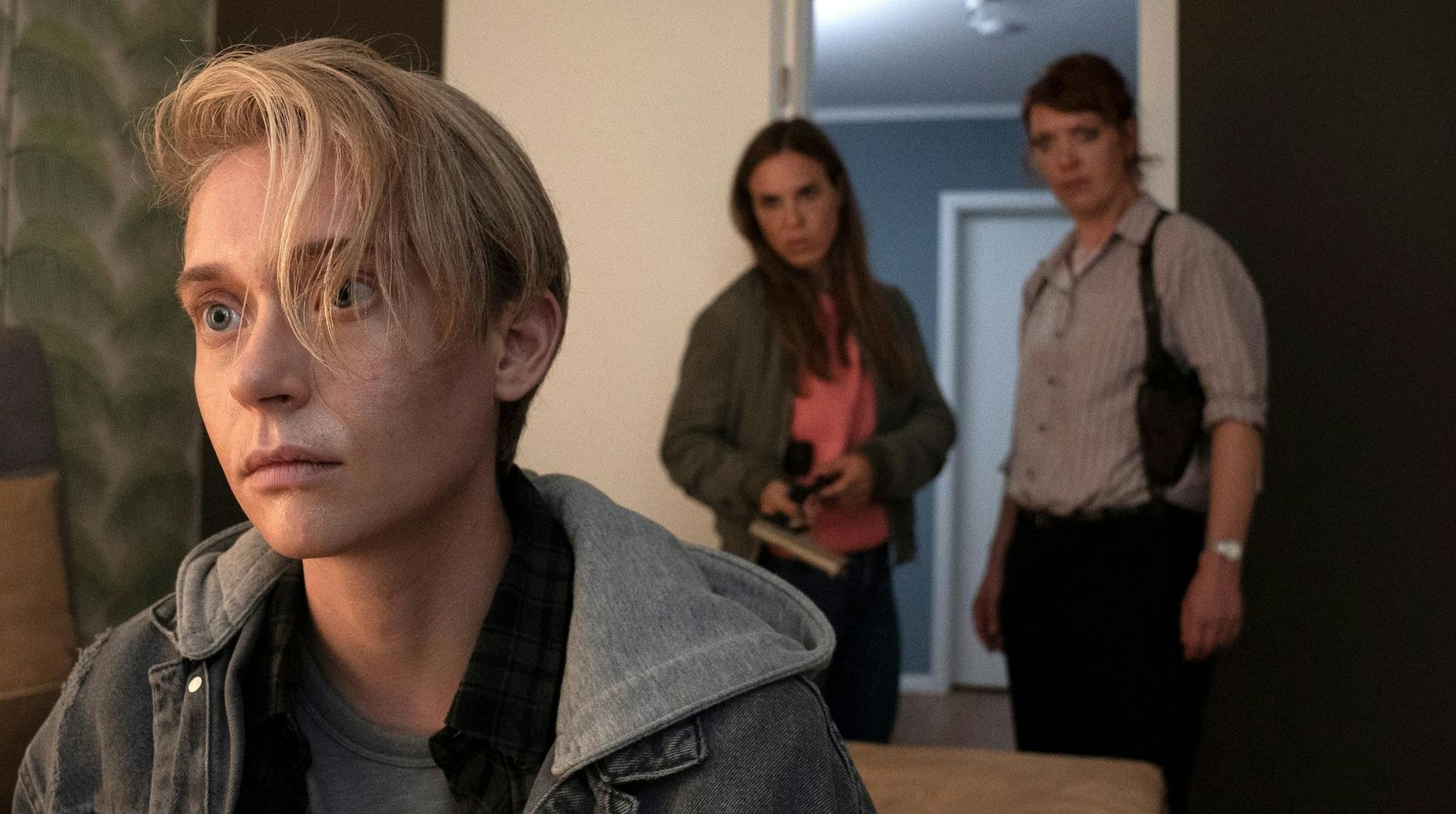 HANDOUT - Was hat Daniel (Jonathan Perleth, l) für ein Geheimnis vor den Kommissarinnen Katrin König (Anneke Kim Sarnau, M.) und Melly Böwe (Lina Beckmann, r.)?